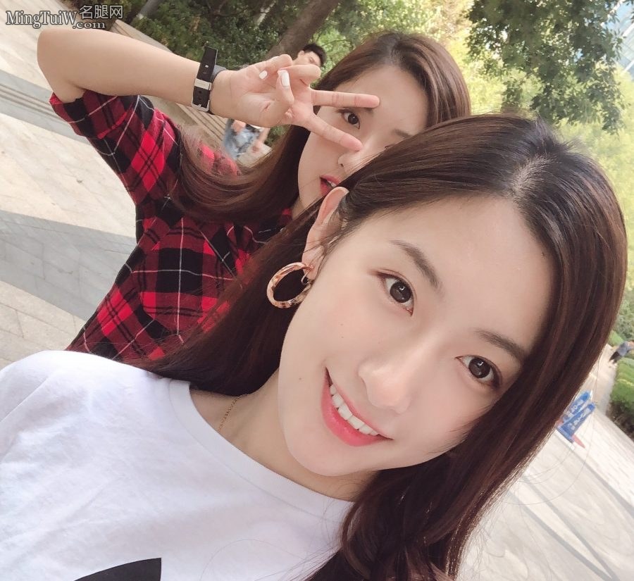孙雨朦和孙雨彤姐妹花美脸自拍(2/3)
