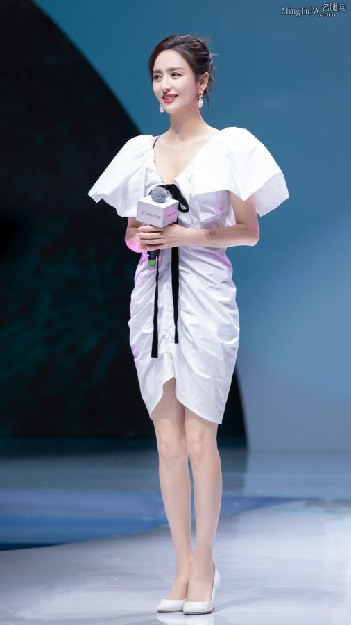 女星佟丽娅穿简约白裙美腿修长身姿曼妙（第1张/共9张）