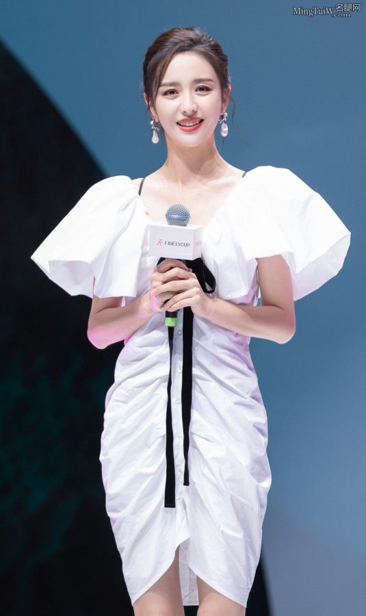 Actress Tong Liya wears a simple white skirt, beautiful legs, slender figure and graceful figure(3/9)