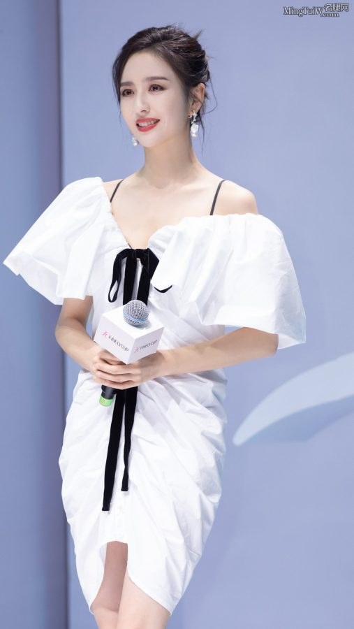 女星佟丽娅穿简约白裙美腿修长身姿曼妙(4/9)