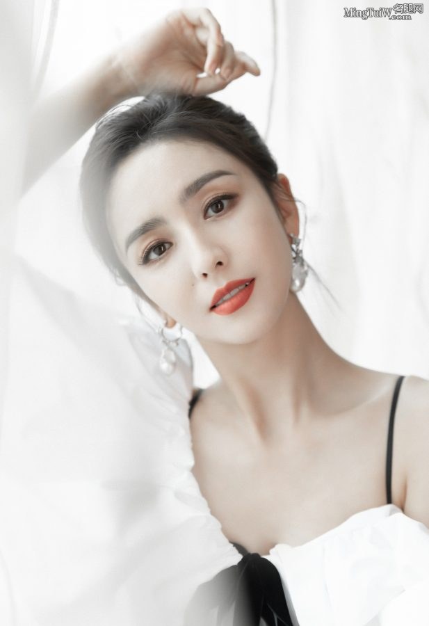 Actress Tong Liya wears a simple white skirt, beautiful legs, slender figure and graceful figure(6/9)