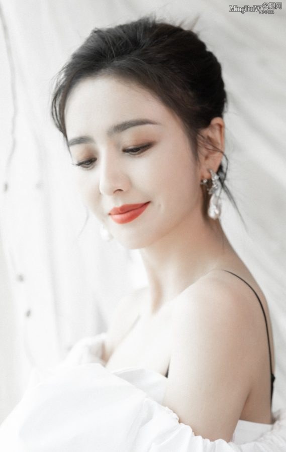 女星佟丽娅穿简约白裙美腿修长身姿曼妙(7/9)