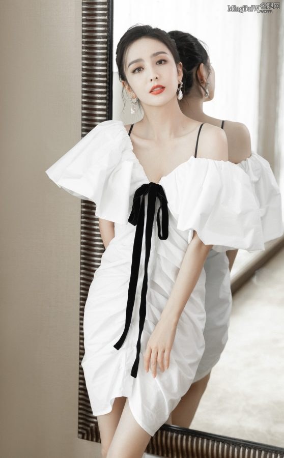 女星佟丽娅穿简约白裙美腿修长身姿曼妙(8/9)