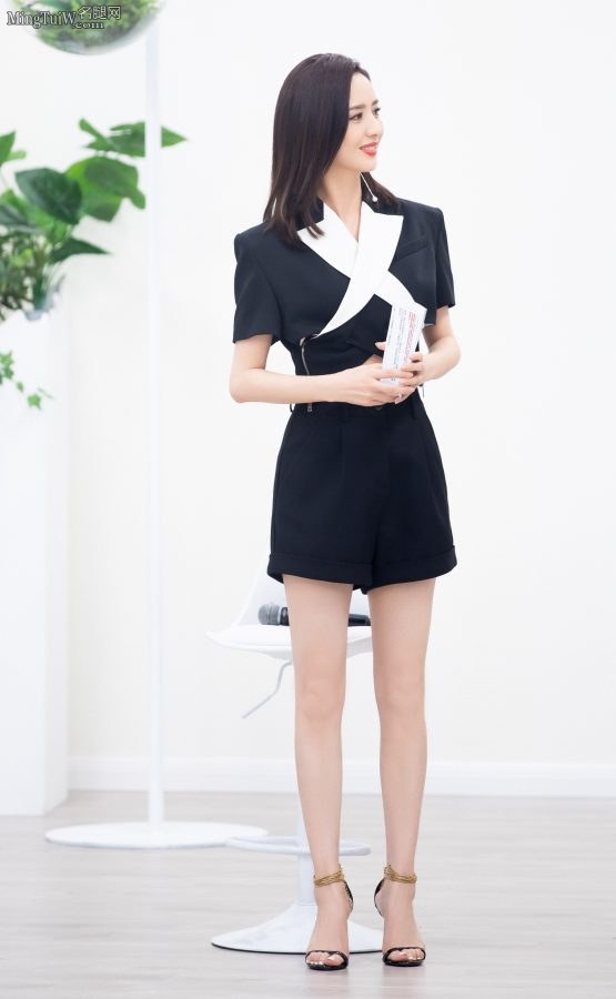 美女明星佟丽娅长腿穿凉高跟亮相(3/8)