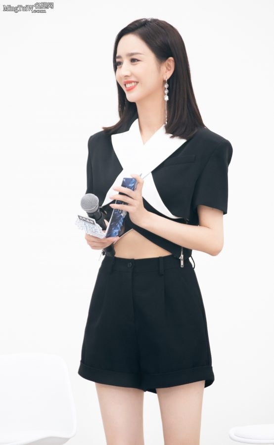 美女明星佟丽娅长腿穿凉高跟亮相(4/8)