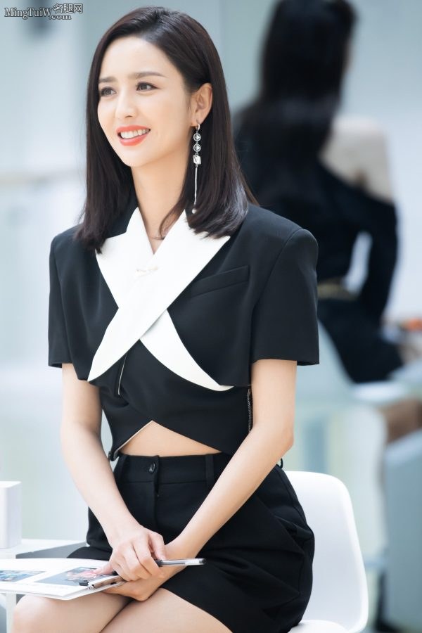 美女明星佟丽娅长腿穿凉高跟亮相(7/8)