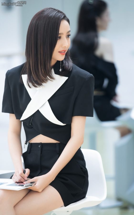 美女明星佟丽娅长腿穿凉高跟亮相(8/8)