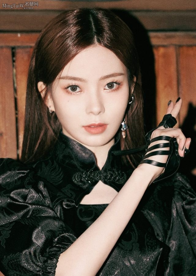 硬糖少女303王艺瑾、陈卓璇、刘些宁、希林娜依·高 酷飒写真(4/8)
