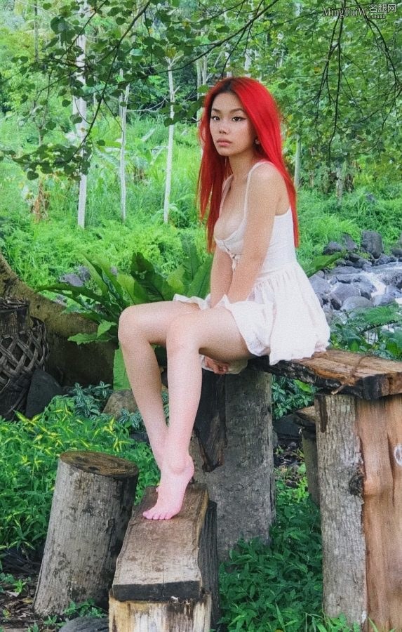 万妮达穿白裙美腿美足美景(1/2)