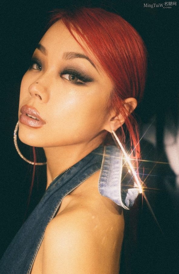 万妮达穿紧身牛仔裤大腿曲线圆润(3/3)