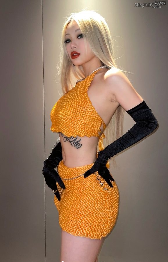 Wan Nida, with her long legs and slender waist, looks confident and eye-catching when wearing pointed high heels(3/4)