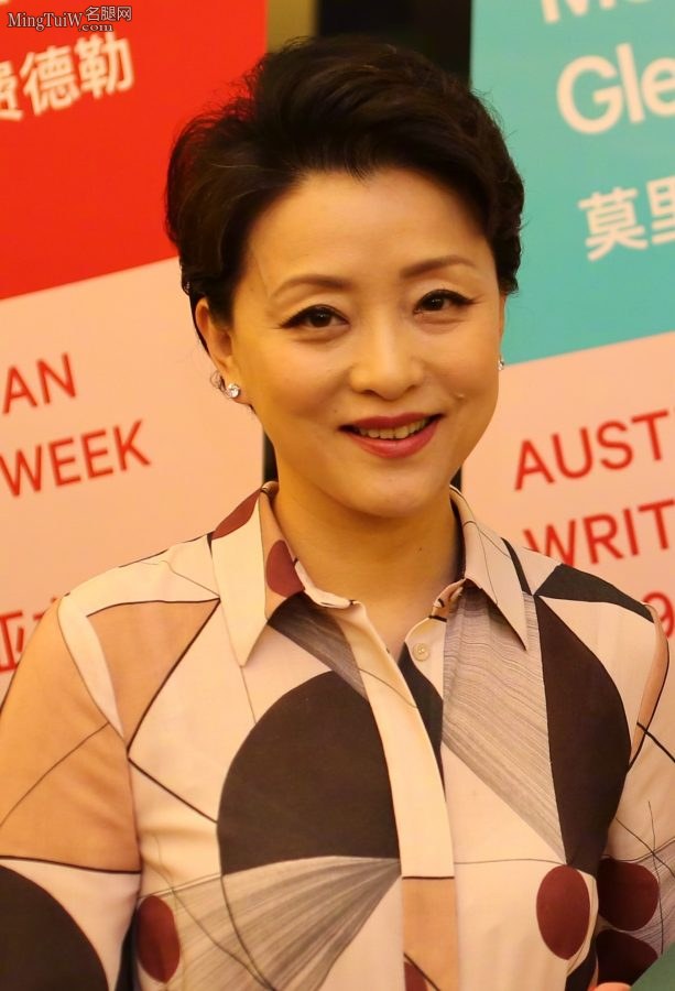 女主持人杨澜腿穿肉色丝袜活动图(2/2)