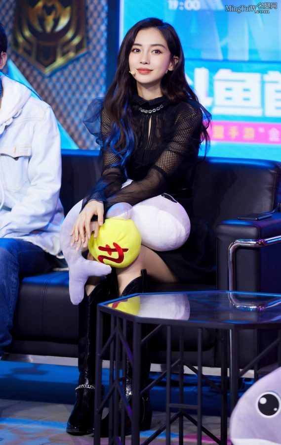 Sweet and beautiful Yang Ying wore a leather skirt and boots to appear at Douyu platform event(2/9)