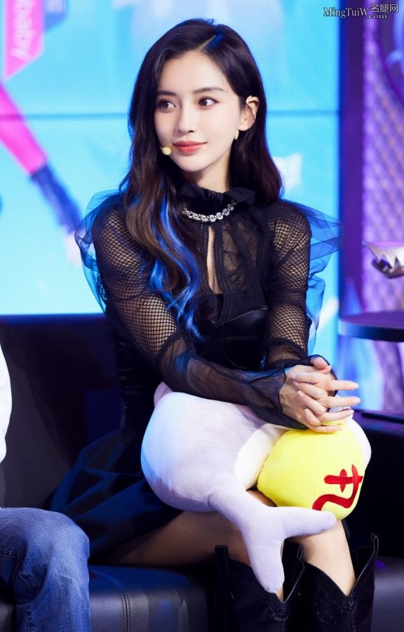 Sweet and beautiful Yang Ying wore a leather skirt and boots to appear at Douyu platform event(6/9)