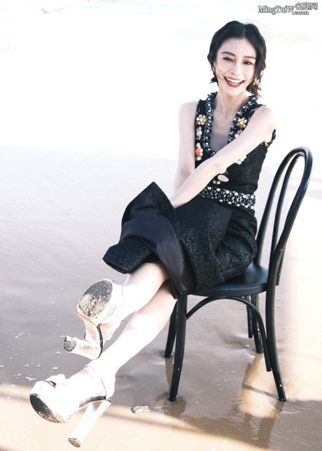Yang Ying wore thick heels and took photos at the beach.(1/6)