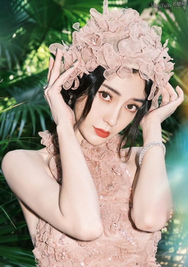 杨颖这套没有腿就看美脸和玉背(4/8)