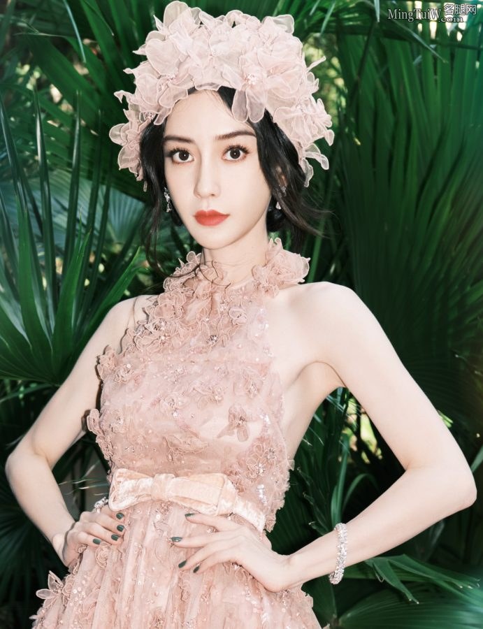 杨颖这套没有腿就看美脸和玉背(6/8)