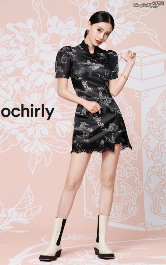 Angelababy Yang Ying wears a short cheongsam with thin legs and straight legs(1/3)