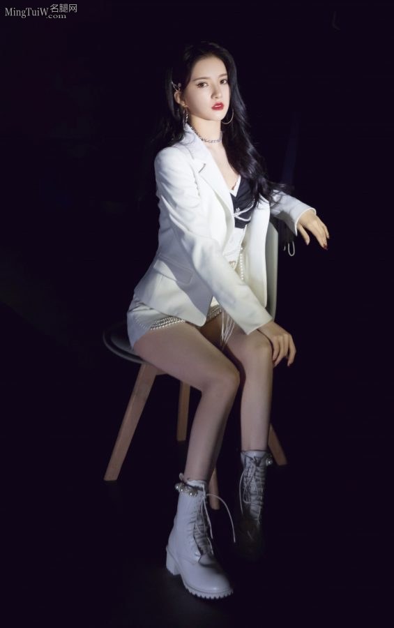 硬糖少女303刘些宁、赵粤、王艺瑾美腿三小只(1/9)
