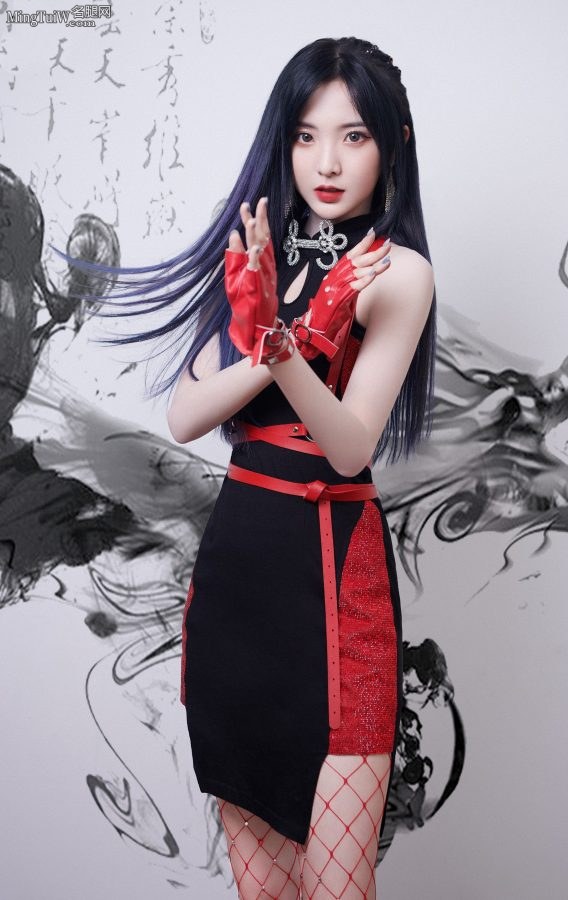 硬糖少女303郑乃馨、王艺瑾、陈卓璇、张艺凡、刘些宁、赵粤、希林娜依·高穿旗袍拍水墨风写真(1/7)