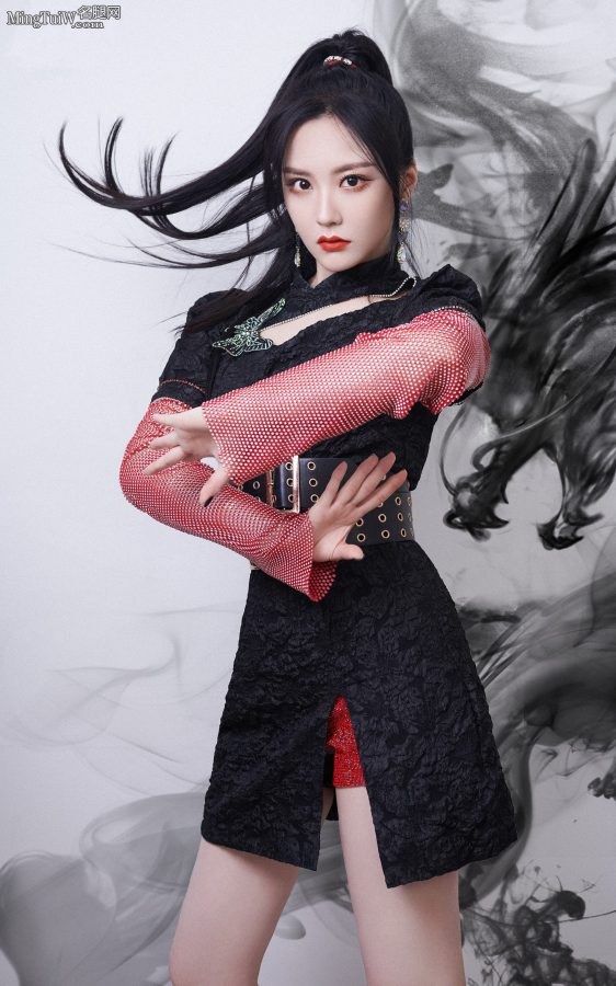 硬糖少女303郑乃馨、王艺瑾、陈卓璇、张艺凡、刘些宁、赵粤、希林娜依·高穿旗袍拍水墨风写真(2/7)