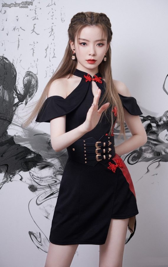 Hard Candy Girl 303 Zheng Naixin, Wang Yijin, Chen Zhuoxuan, Zhang Yifan, Liu Xening, Zhao Yue, Xilinnayi Gao wears cheongsam for ink style photo shoot(3/7)