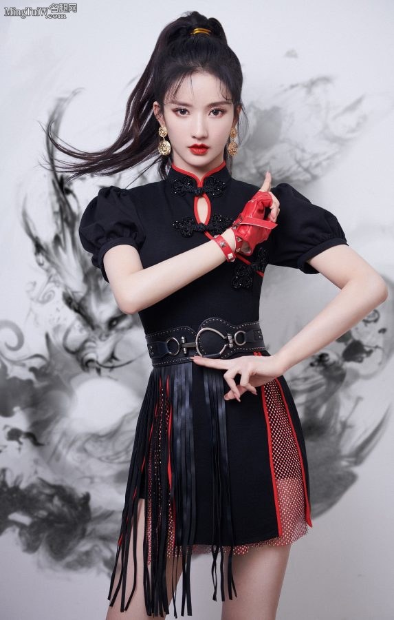 硬糖少女303郑乃馨、王艺瑾、陈卓璇、张艺凡、刘些宁、赵粤、希林娜依·高穿旗袍拍水墨风写真(5/7)
