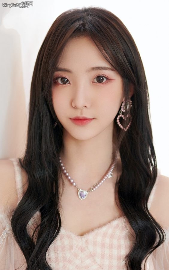 硬糖少女303小姐姐张艺凡、陈卓璇、王艺瑾、张予曦、赵粤、希林娜依·高、郑乃馨纤细的长腿(14/14)