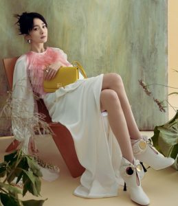 《费加罗FIGARO》时尚杂志杨幂写真玉腿光滑