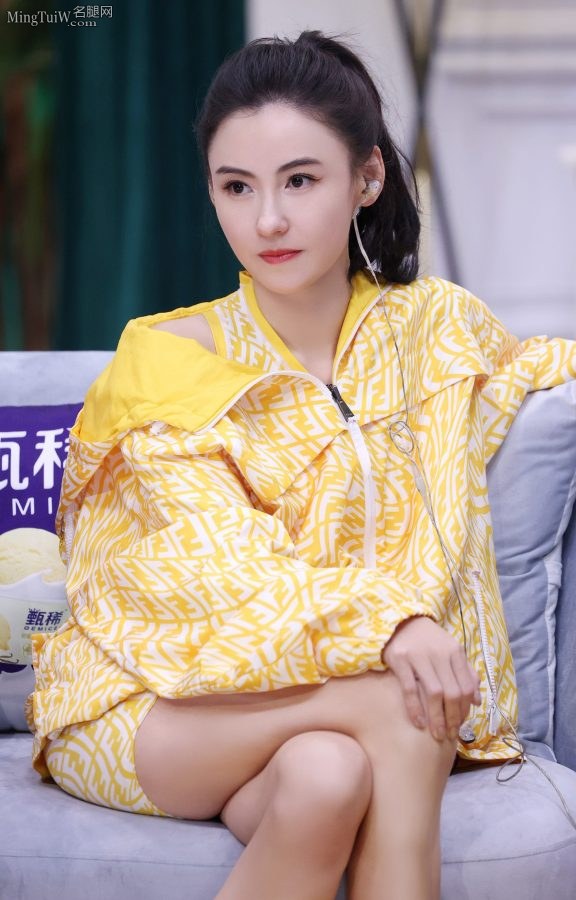 《让生活好看》张柏芝坐沙发夹腿坐姿(1/6)