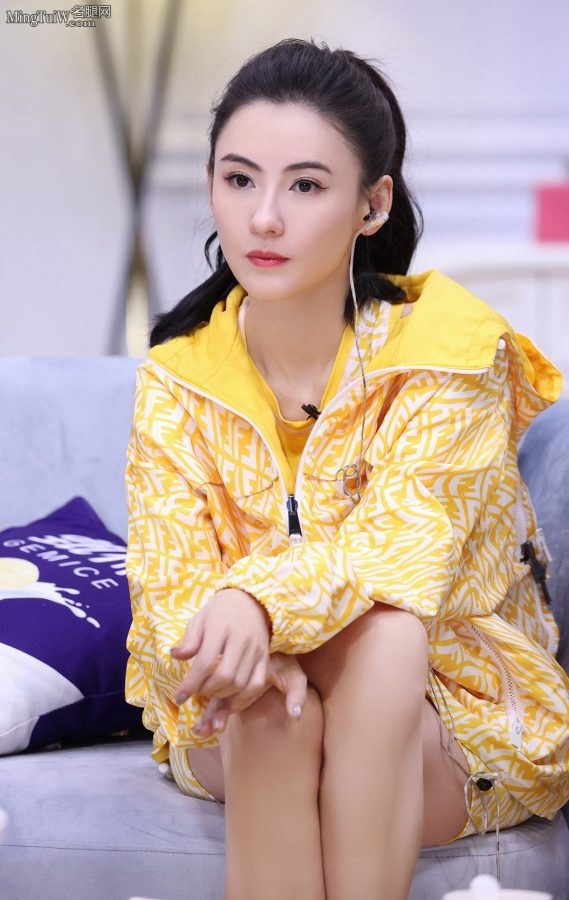 《让生活好看》张柏芝坐沙发夹腿坐姿(3/6)