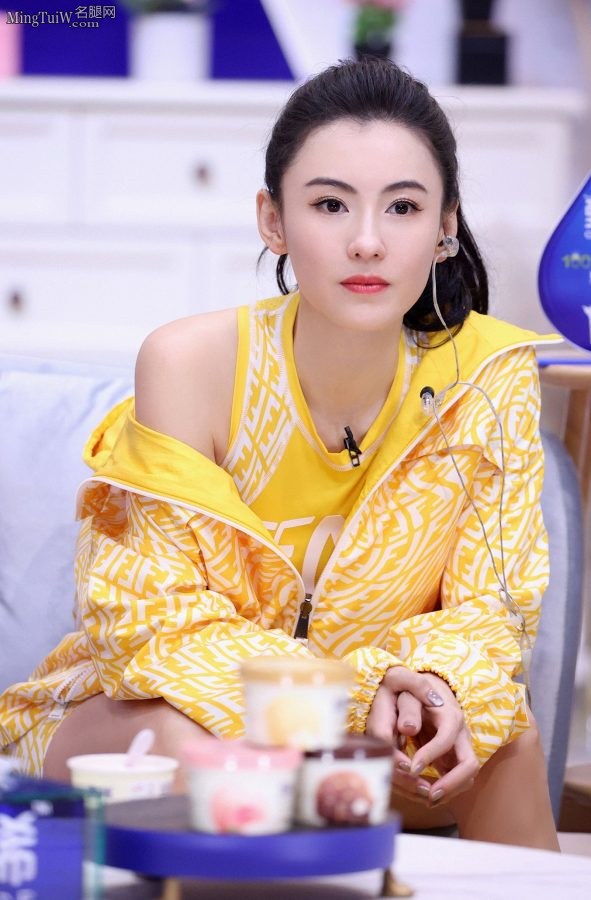 《让生活好看》张柏芝坐沙发夹腿坐姿(5/6)