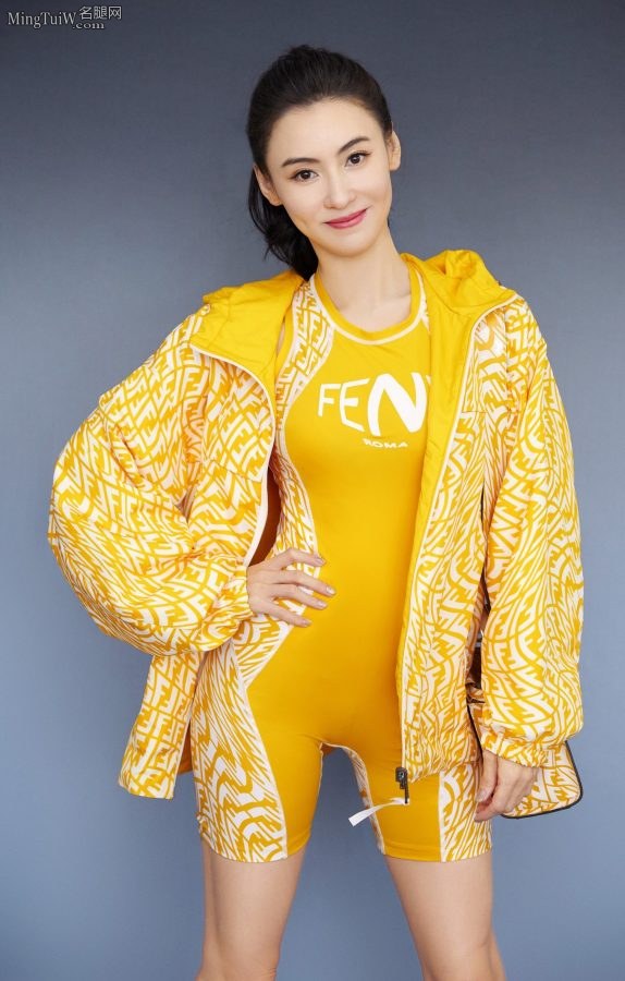 张柏芝穿连体运动短裤美腿现场朝气满满(4/6)