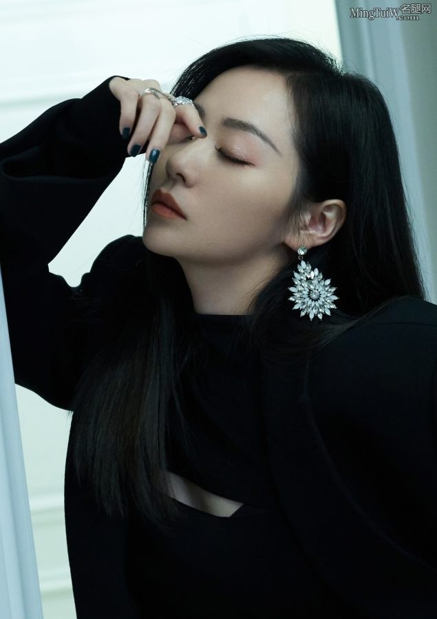 张靓颖美腿修长穿防水台粗跟恨天高带劲儿(2/10)