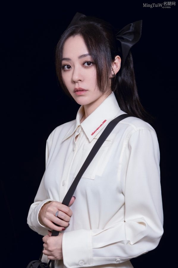 张靓颖头戴俏皮蝴蝶结穿白色百褶裙玉腿白滑(2/5)