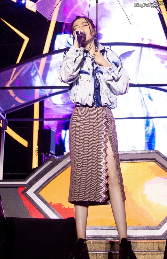 Jane Zhang performs on stage with her long skirt parted to show off her straight legs(3/9)