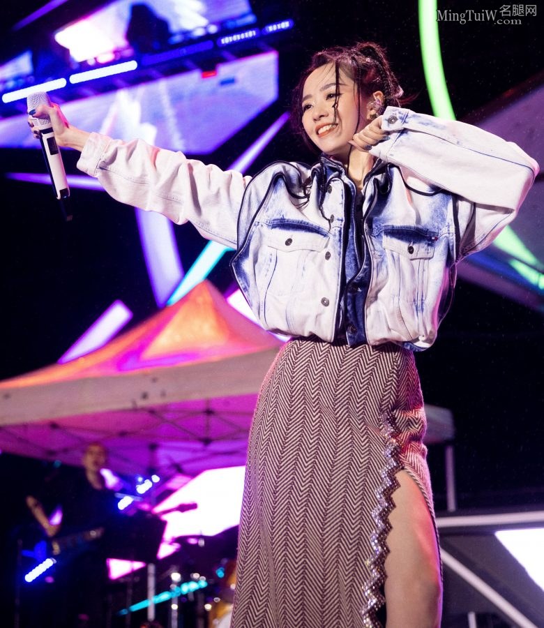 Jane Zhang performs on stage with her long skirt parted to show off her straight legs(8/9)