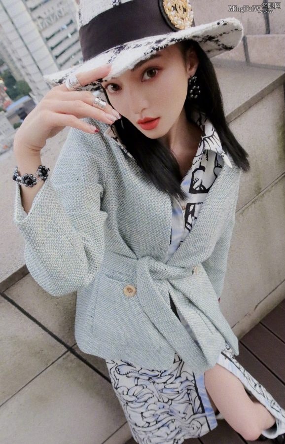 优雅的小女人张韶涵开衩裙美腿光滑(3/4)