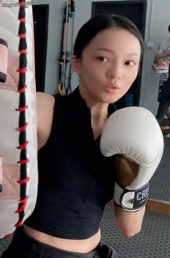 Angela Chang boxed with bare feet and received a small pink punch from her(2/2)