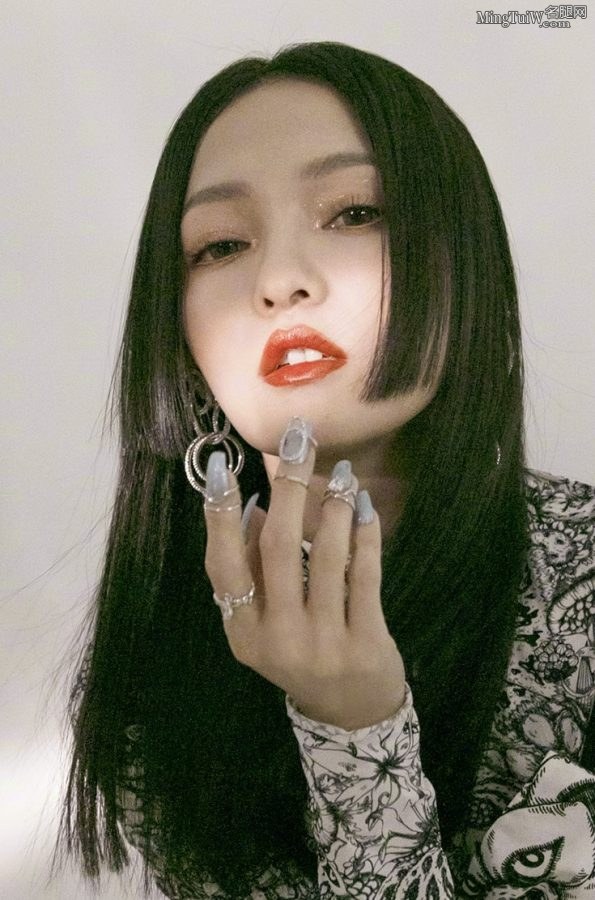 张韶涵腿上的这是裤袜？丝袜？靴子？都整不会了(3/8)