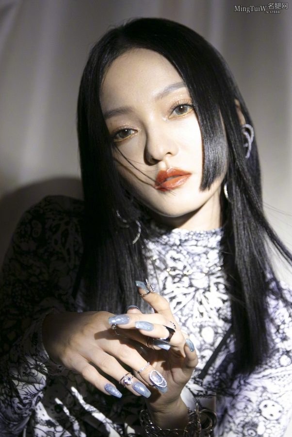 张韶涵腿上的这是裤袜？丝袜？靴子？都整不会了(4/8)