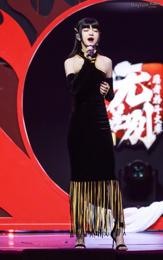 女精灵张韶涵玉足穿细跟凉鞋开唱(1/5)