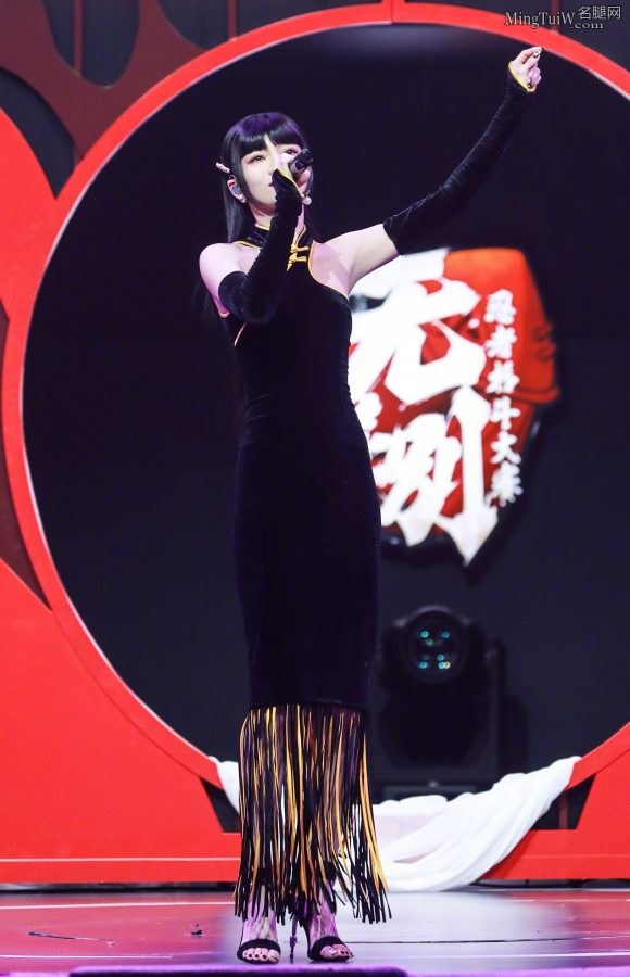 女精灵张韶涵玉足穿细跟凉鞋开唱(2/5)