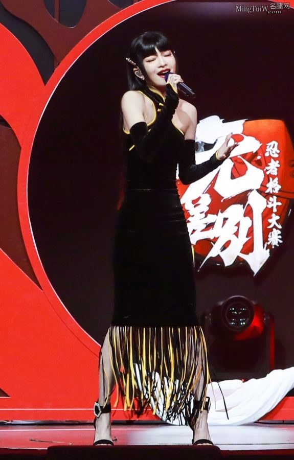 女精灵张韶涵玉足穿细跟凉鞋开唱(3/5)