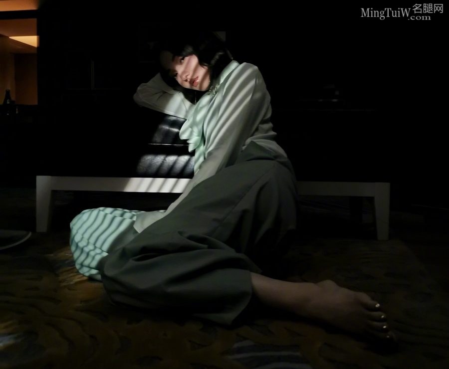 张韶涵拍写真坐在地毯上在镜头前展示纤美的玉足（第2张/共2张）