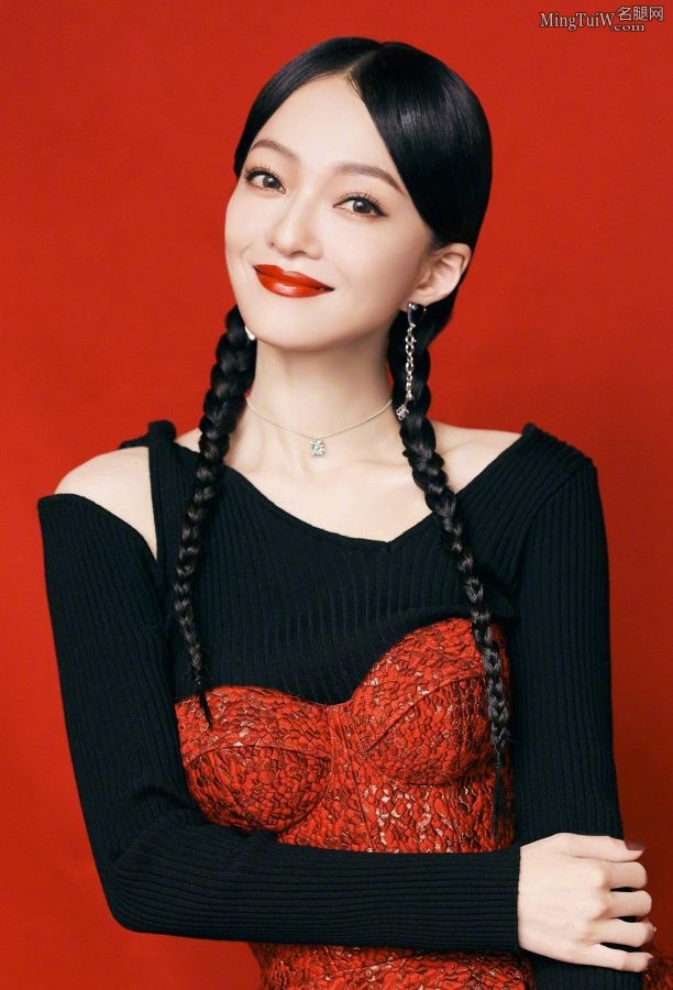 张韶涵红色喜庆写真两条油亮的长辫可爱甜美(3/7)