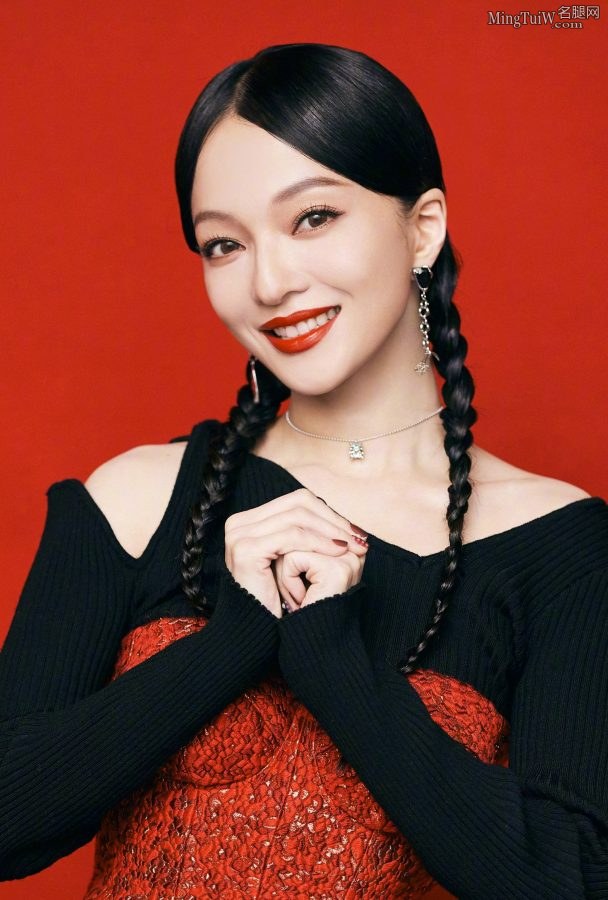张韶涵红色喜庆写真两条油亮的长辫可爱甜美(4/7)