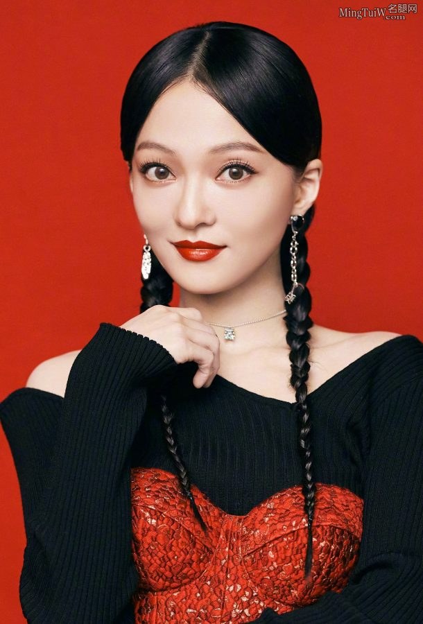 Angela Chang's two shiny long braids are cute and sweet in the red festive photo(5/7)