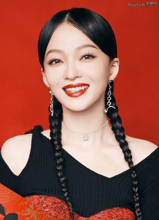 Angela Chang's two shiny long braids are cute and sweet in the red festive photo(6/7)