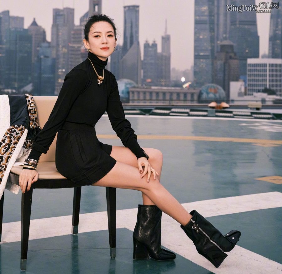 章子怡坐在上海外滩穿个性皮靴秀美腿（第1张/共4张）
